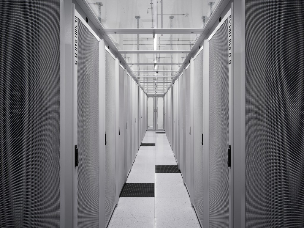 Server aisle in a Phoeniqs data center